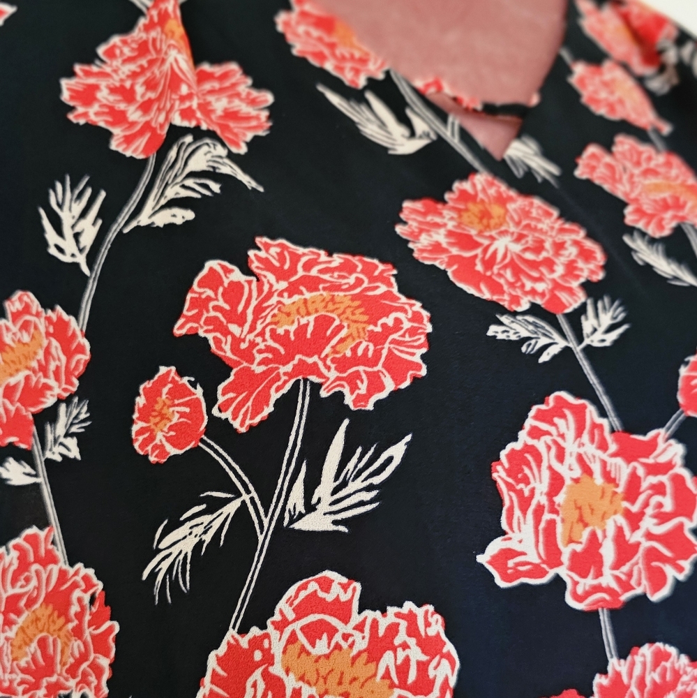 Women's Banana Republic floral sleeveless top, size small.